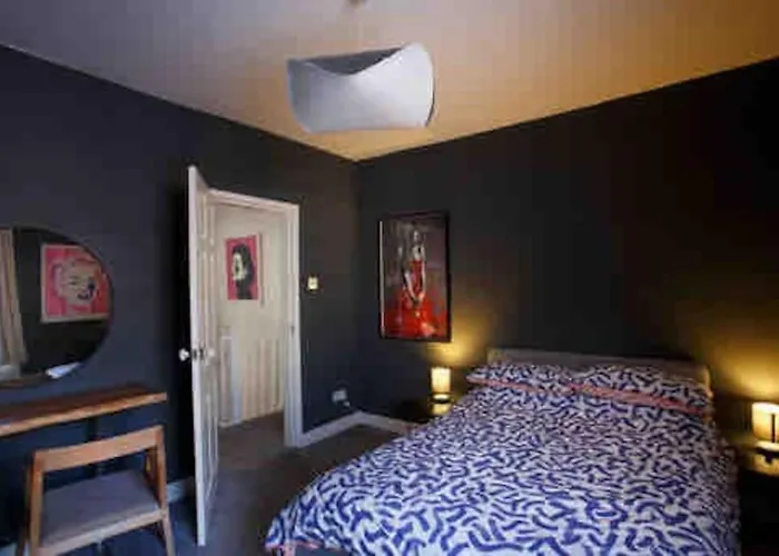 Chester/Hoole Contemporary Home. Sleeps 6 +Netflix