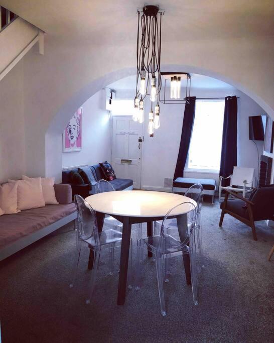 Chester/hoole Contemporary Home. Sleeps 6 +netflix Vakantiehuis *